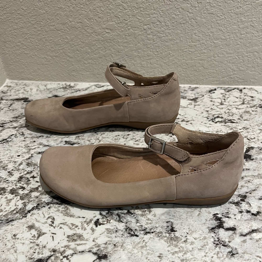 Women’s earth sandals. Very comfortable!!